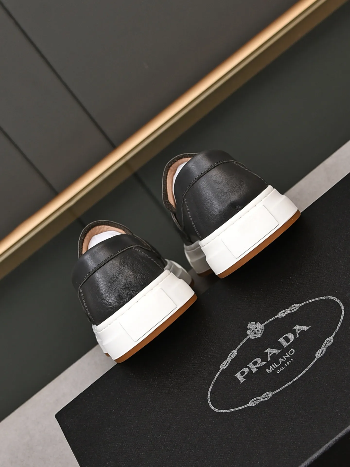 👟👟👟Men's Men's Shoes💰P440 [Top Cowhide]🆕🔥New Updates🔥👟PRADA (Prada) new products are released, imported soft cowhide, fashionable to allow air to penetrate the entire shoe, Niu B's shoes [strong] bring an extremely comfortable and breathable feeling! Beautiful inside and out! Exquisite workmanship, top-grade cowhide material, 😌Size: 38~44, single color choice.